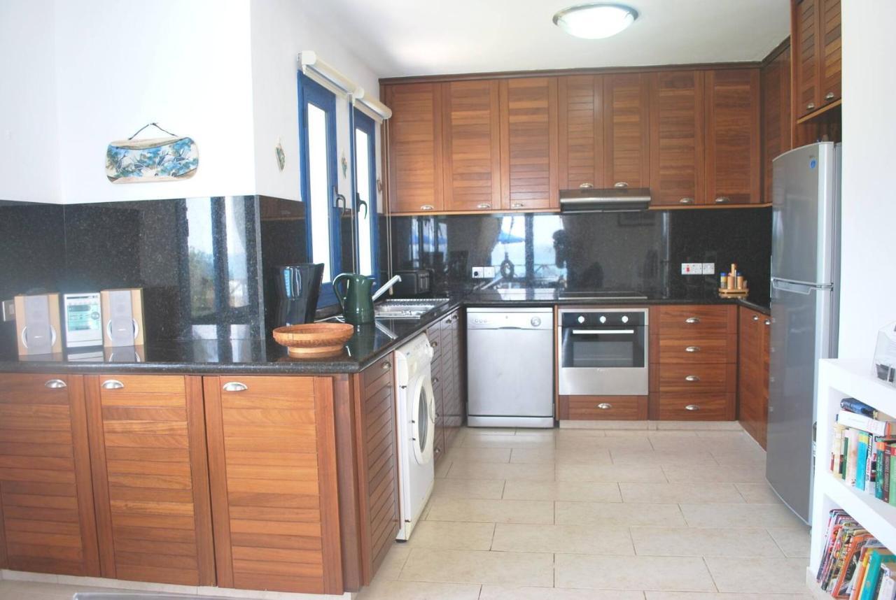 Sea Front Villa, Heated Private Pool, Amazing Location Paphos 323 كيسونيجرا المظهر الخارجي الصورة